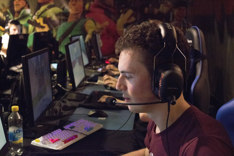 File:Mike at DreamHack Summer 2016.jpg